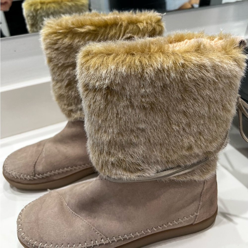 Suede tan boots. Perfect conditions. Only wore it once